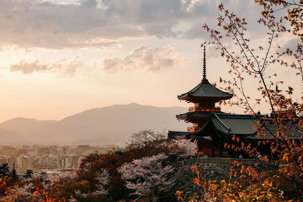 紅葉と花木に囲まれた塔(京都)