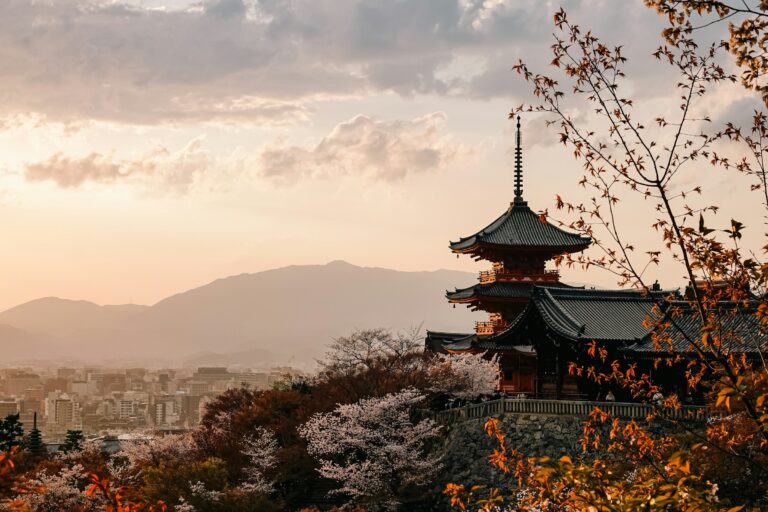 紅葉と花木に囲まれた塔（京都）